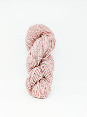 Lana di pecora Sopravissana da filiera corta,
Filato worsted ferri 4.5 / 5.5
170mt per 100 gr,
Colore rosa ottenuto con tintura naturale